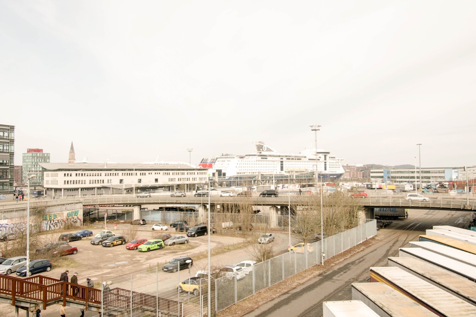 Blick von Übergangsbrücke zur Stadt Colourleine