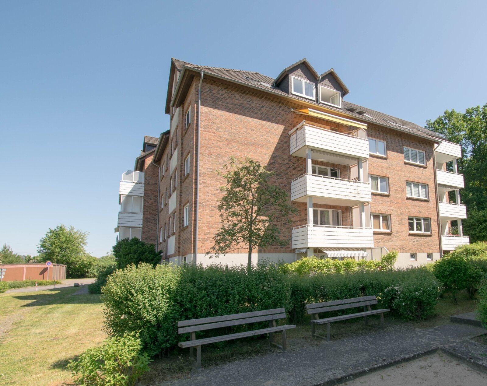 Blick vom Hof zum Balkon