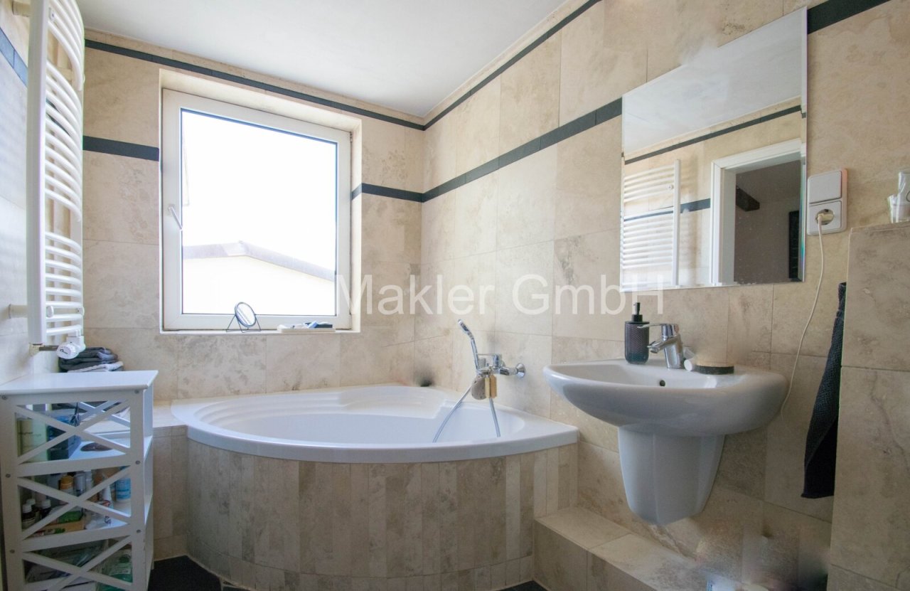 Badezimmer mit Dreieckige Wanne und Dusche Badezimmer mit Dreieckige Wanne und Dusche